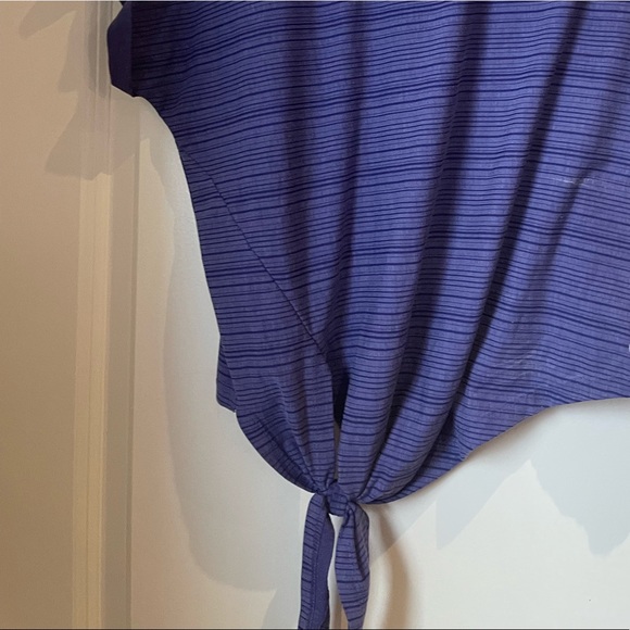 This is a US size small. It is a purple workout too from Gap. - Picture 3 of 4